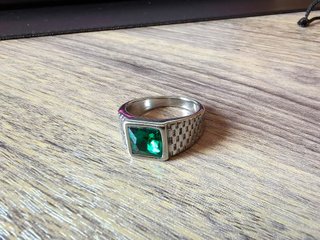Anillo de Acero con Piedra Verde