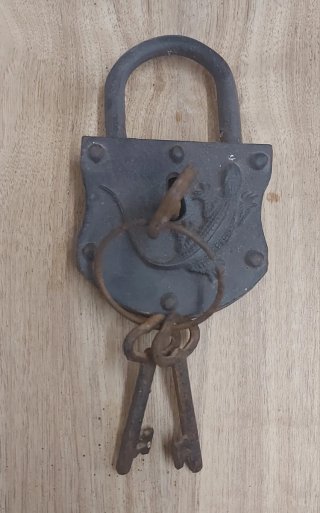 Candado Antiguo con Llaves