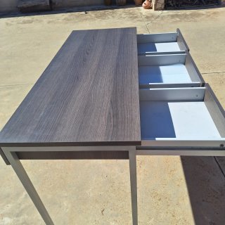 Mesa con cajones