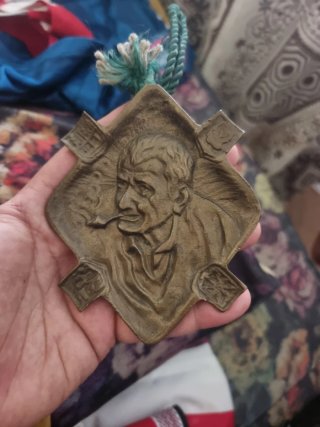 Cenicero Antiguo de Metal con Relieve