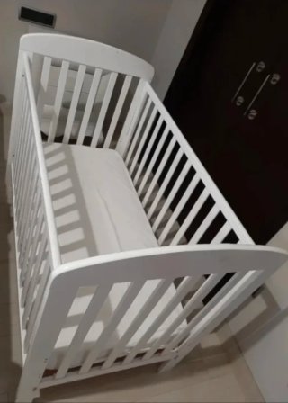 Cuna de madera blanca