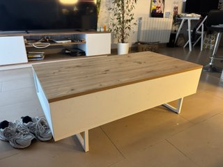 Mesa de centro elevable blanca y madera