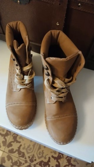 Botas Marrones con Cordones