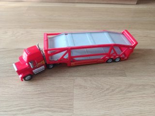 Camion Mack Trasportatore di Giocattoli