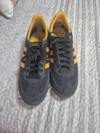 Zapatillas Adidas Negras y Amarillas