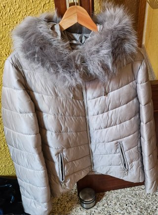 Chaqueta Acolchada Beige con Capucha