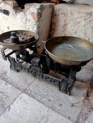 Balanza Antigua de Dos Platillos