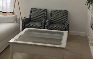 Mesa de centro blanca con sobre de cristal