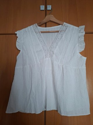 Blusa Blanca con Cuello Pico