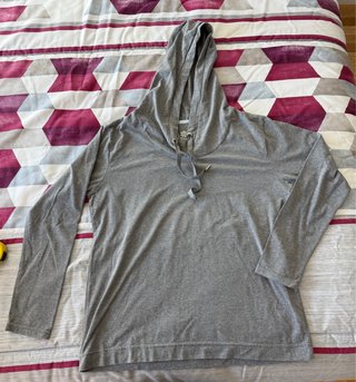 Camiseta de manga larga con capucha gris