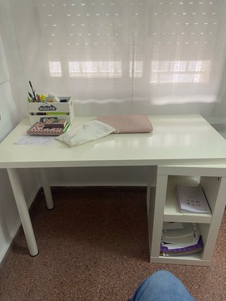 Mesa de estudio blanca