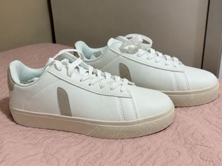 Zapatillas Blancas con Detalles en Beige
