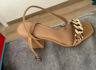 Sandalias de tacón beige con cadena