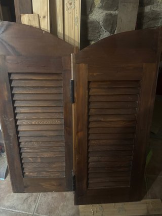 Puerta Abatible de Madera Maciza