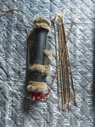 Carcaj con 8 flechas decorativo