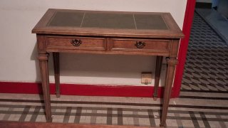 Mesa de despacho de madera y cuero