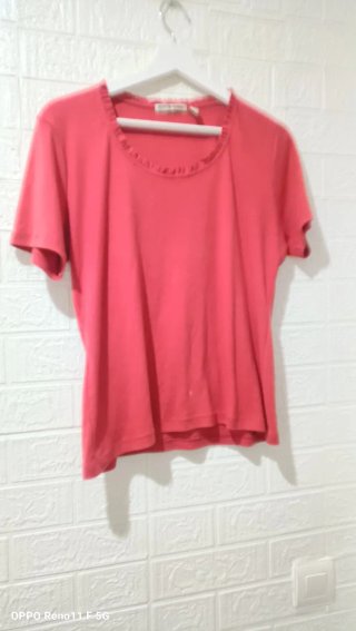 Camiseta roja con detalle en cuello