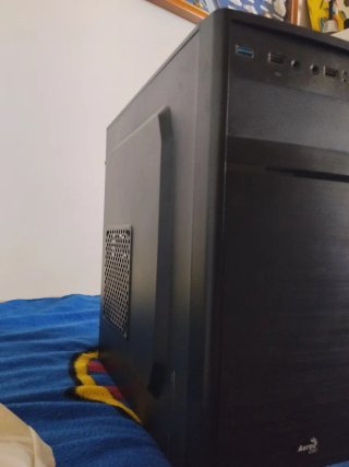 Torre PC Aerocool Negra + teclado gaming.