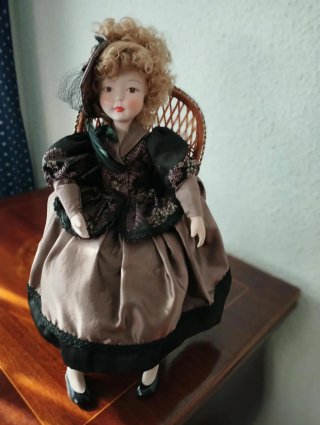 Muñeca de Porcelana con Vestido Clásico