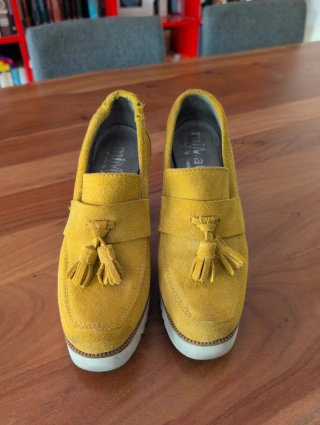 Zapatos de tacón Mimao color mostaza