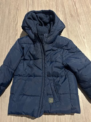 Abrigo acolchado azul para niño