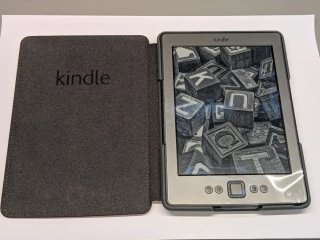 Amazon Kindle (D01100) + Custodia in pelle Kindle