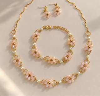 Conjunto Joyería Floral con Perlas