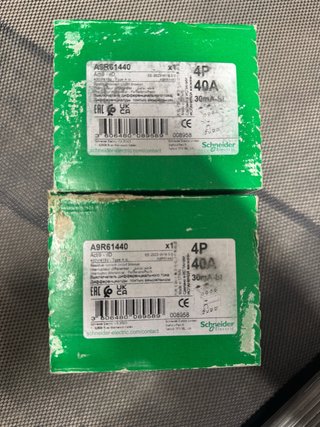 6 Diferenciales Schneider A9R61440 4P 40A 30mA