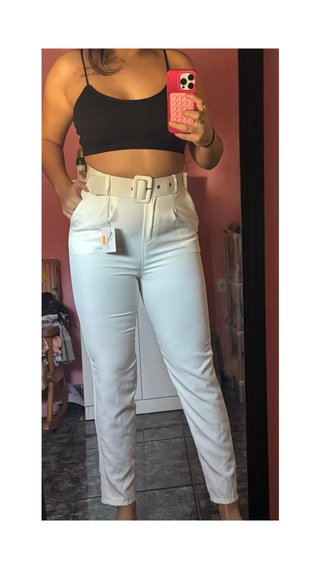 Pantalón de traje blanco con cinturón