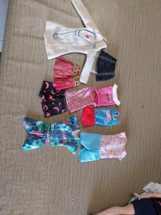 Lotto abiti e accessori per Barbie