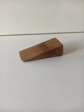 Cuña de madera para puerta