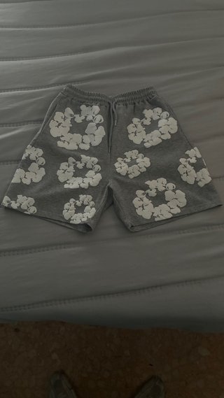 Pantalón Corto Gris con Estampado