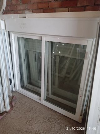 Ventana de Aluminio con Persiana