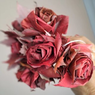 Bouquet di rose fatte con foglie di acero
