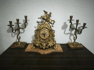 Orologio da tavolo e candelabri in bronzo