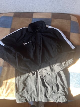 Chaqueta deportiva Nike negra