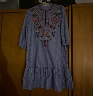 Vestido Bordado de Rayas