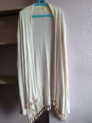Chaqueta larga beige con flecos