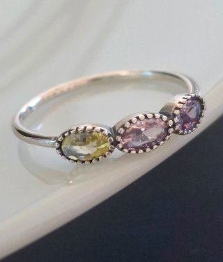 Anillo de Plata de Ley con Tres Gemas