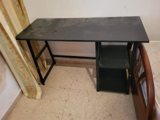 Mesa de estudio gris oscuro
