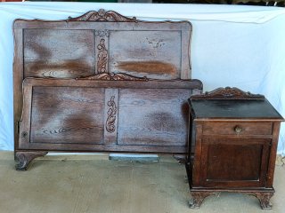 Cabecero y Mesita de Noche de Madera Antigua