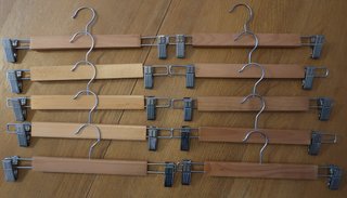 Set de 10 Perchas de Madera con Pinzas