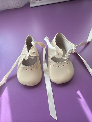 Zapatos de bebé beige con lazos. Talla 18