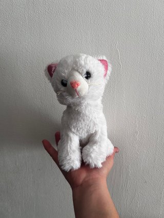 Gatito de peluche blanco
