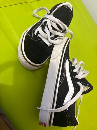 Zapatillas Vans Negras y Blancas numero 30