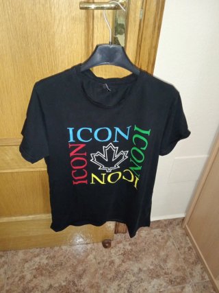Camiseta Negra con Estampado Icon