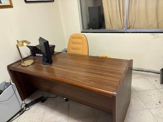 Mesa de escritorio y silla de despacho