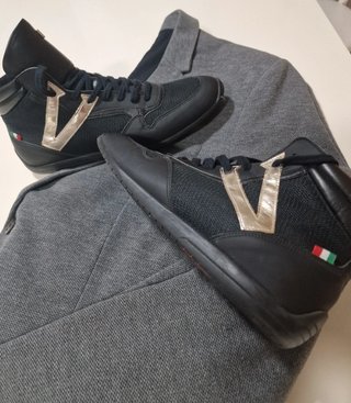 Americana Gris y Deportivas Negras