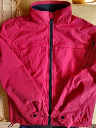 Tommy Hilfiger cortavientos Rojo. talla M hombre.