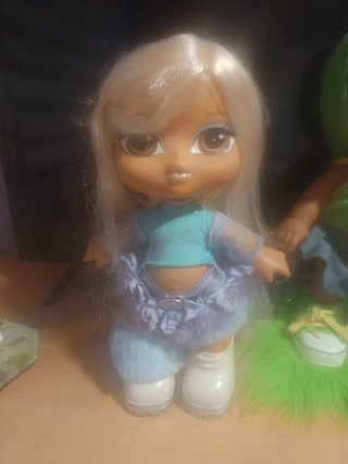 Muñeca Bratz con pelo rubio